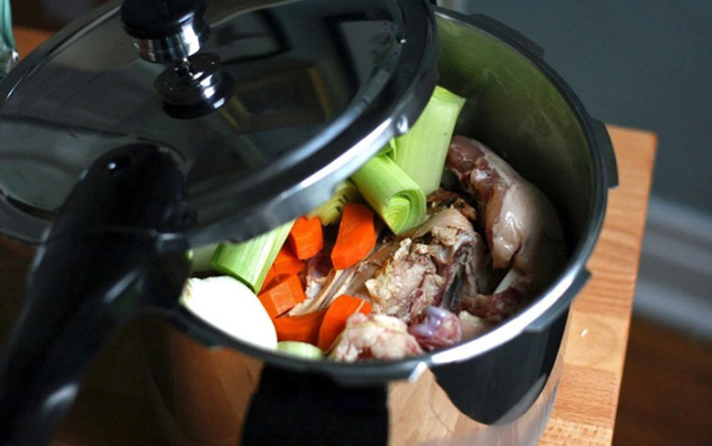 Cho thực phẩm vào trong nồi - Hướng dẫn sử dụng nồi áp suất điện