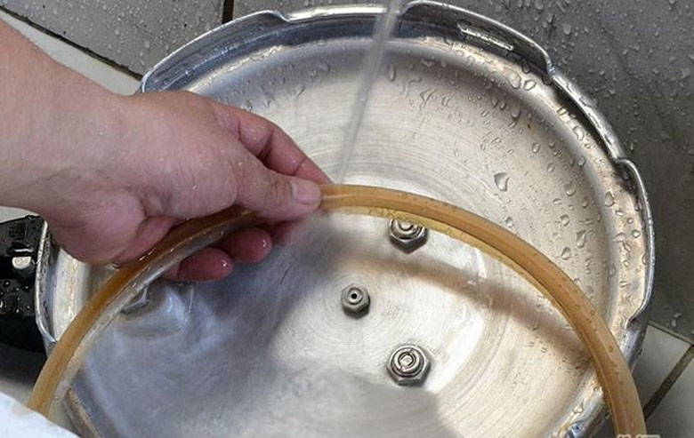 Vệ sinh nồi sau mỗi lần sử dụng - Van nồi áp suất điện bị xì hơi