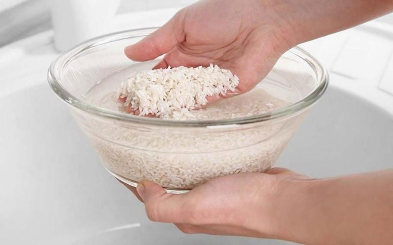 Nấu cháo bằng nồi áp suất điện - Vo gạo