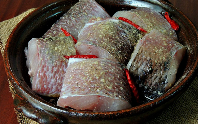 Kho cá bằng nồi áp suất điện - Ướp cá