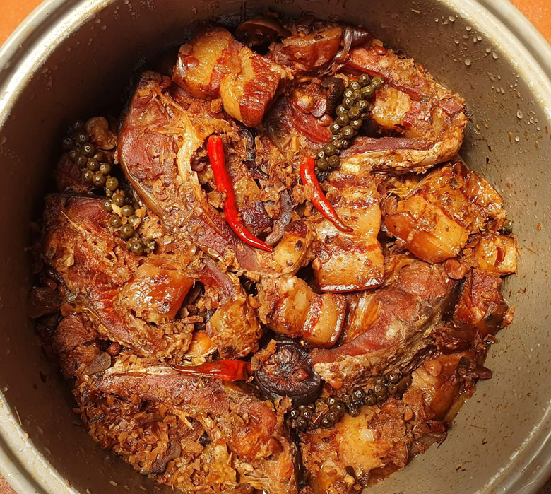 Kho cá bằng nồi áp suất điện - Hoàn thiện