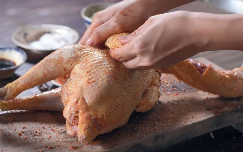 Nướng gà bằng nồi áp suất điện - Sơ chế gà và ướp gia vị