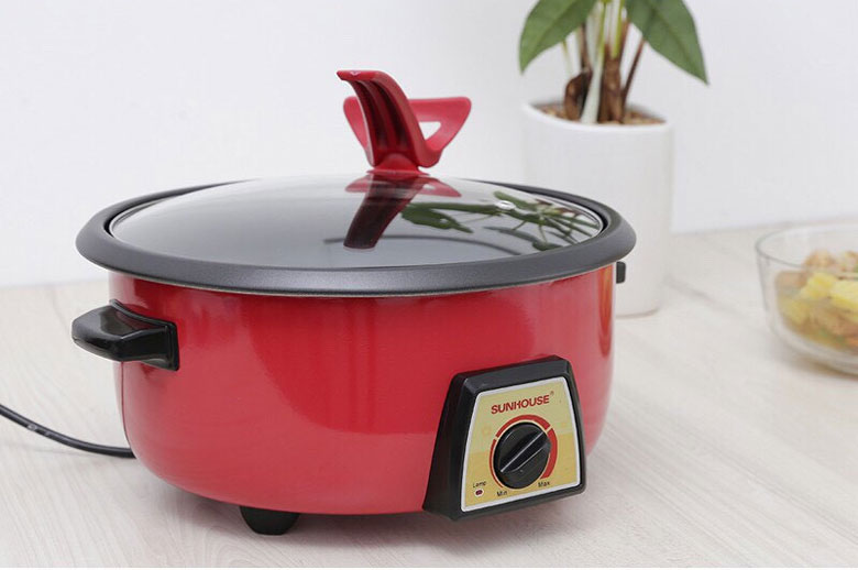 Đặt nồi lẩu điện trên bề mặt bằng phẳng - Cách sử dụng nồi lẩu điện Sunhouse