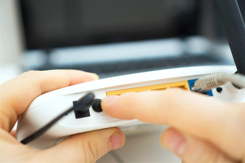 Laptop bị ngắt kết nối WiFi - Khởi Động Lại Router