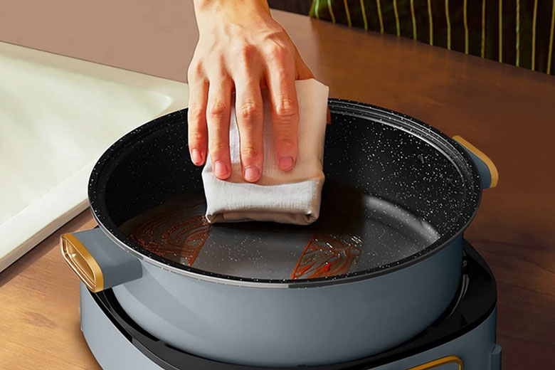 Cách vệ sinh nồi lẩu điện - Vệ sinh lòng nồi chống dính