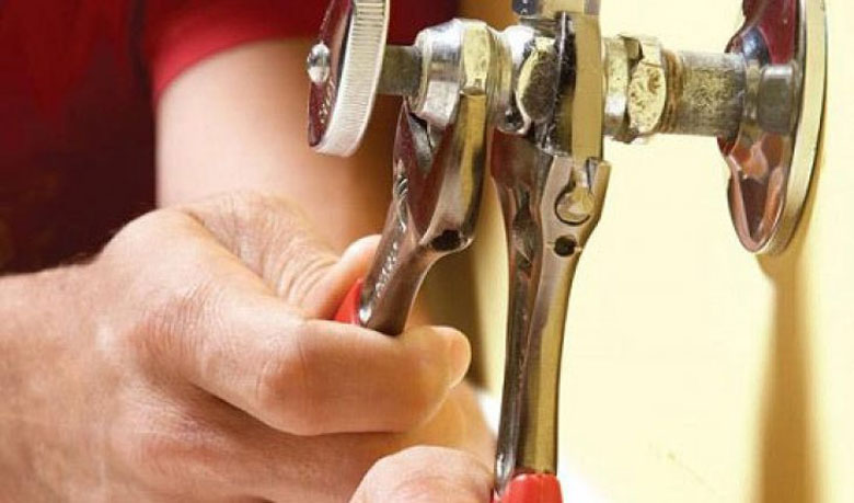 Các bước bảo dưỡng bình nóng lạnh đúng cách - Ngắt nước