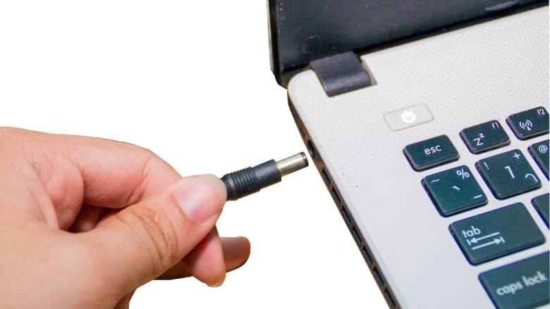 laptop dell báo sạc nhưng không vào pin - kiểm tra dây sạc