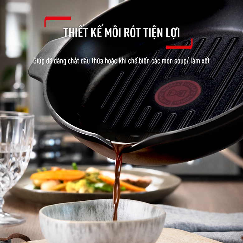 Chảo đúc cao cấp nướng, chiên Tefal Robusto có miệng rót E2494044 Size 26cm - Thiết kế môi rót tiện lợi