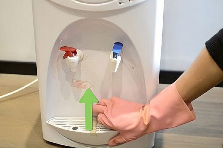 Vệ sinh cây nước nóng lạnh Kangaroo làm sạch bên ngoài