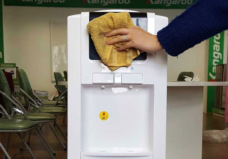 Vệ sinh cây nước nóng lạnh thực hiện vệ sinh