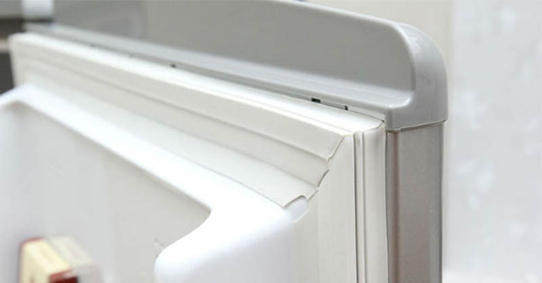 Làm sạch tủ lạnh bằng baking soda, ở miếng đệm cao su