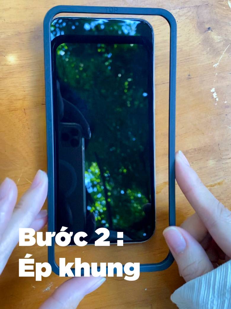  Kính cường lực PISEN Eguard iPhone 16 Plus - lắp bước 2