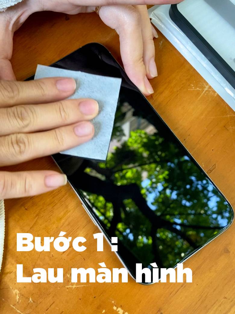  Kính cường lực PISEN Eguard iPhone 16 Plus - lắp bước 1