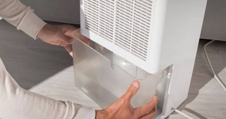 kiếm tra bình nước hằng ngày tránh máy hút ẩm bị chảy nước