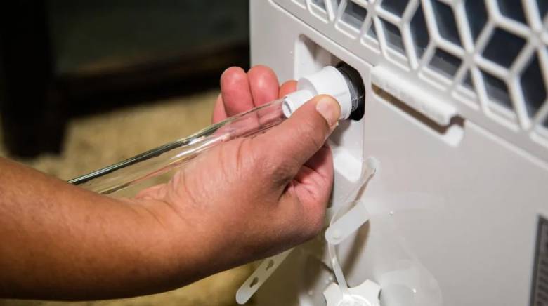 máy hút ẩm bị chảy nước do hỏng đường thoát