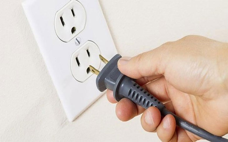 Khay nước sau tủ lạnh có tác dụng gì? Khi vệ sinh cần rút dây điện