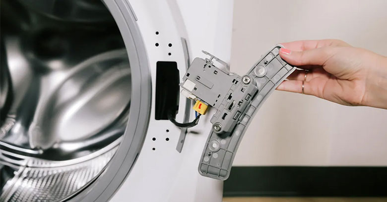 Máy giặt vắt mãi không dừng do công tắc cửa bị hỏng