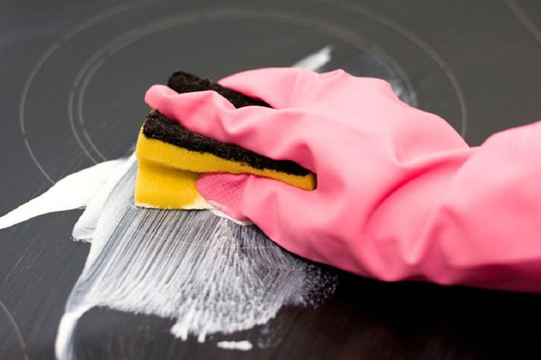 Bếp hồng ngoại bị dính nhựa - Cách vệ sinh