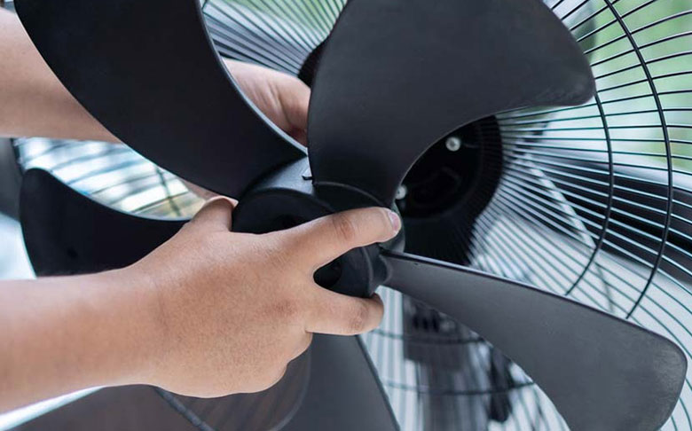 Quạt không quay nhưng máy vẫn chạy do trục cong vênh