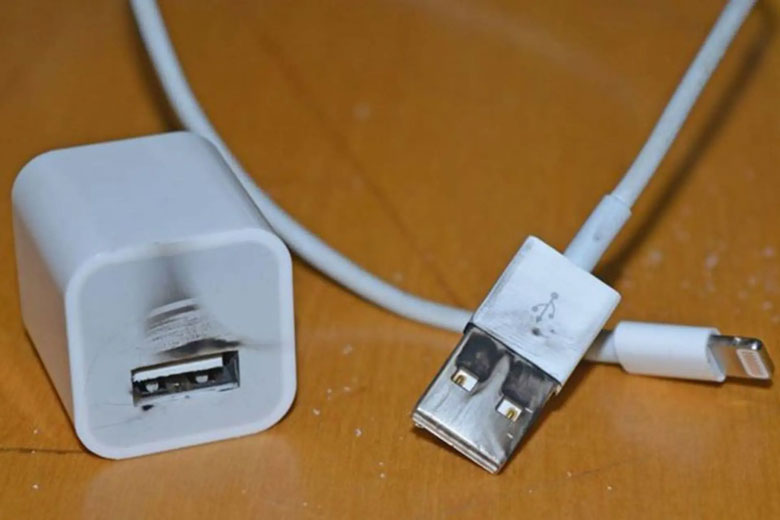 Điện thoại bị liệt cảm ứng - Sử dụng sạc, cáp kém chất lượng