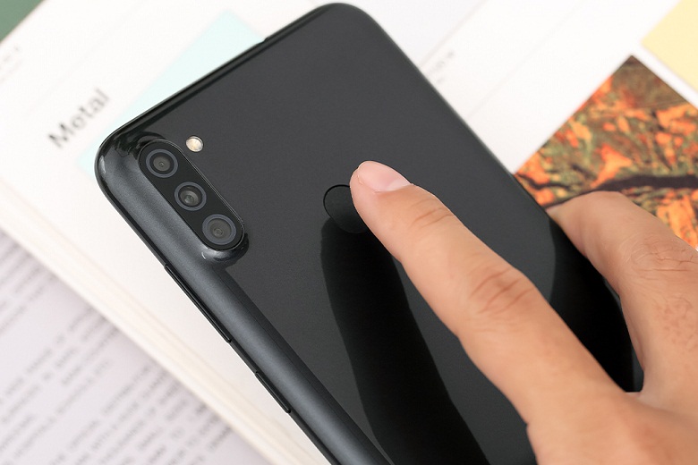 cảm biến vân tay-điện thoại Samsung Galaxy A11 3GB/32GB Đen