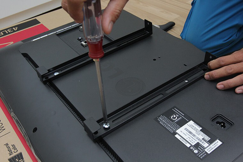 Hoàn thành lắp đặt 2 thanh giá đỡ lên tivi treo dạng thẳng