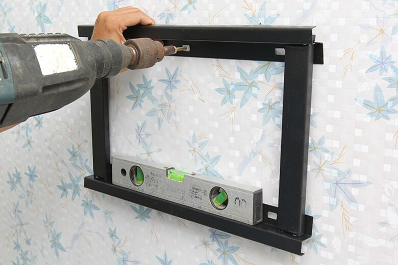 Đánh dấu vị trí khoan khung giá treo tivi thẳng lên tường