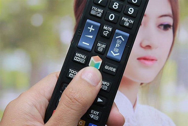 Sử dụng tính năng cảm biến ánh sáng dẫn đến TV bị tối màn hình