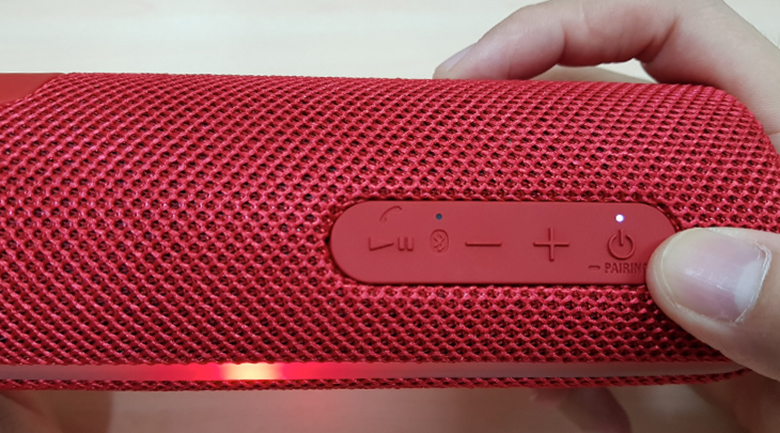 nhấn giữ nút nguồn trên loa khi kết nối loa Bluetooth với tivi samsung