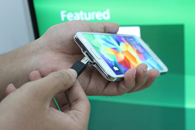 Hướng dẫn kết nối điện thoại với tivi Sony thông qua kết nối MHL bước 1