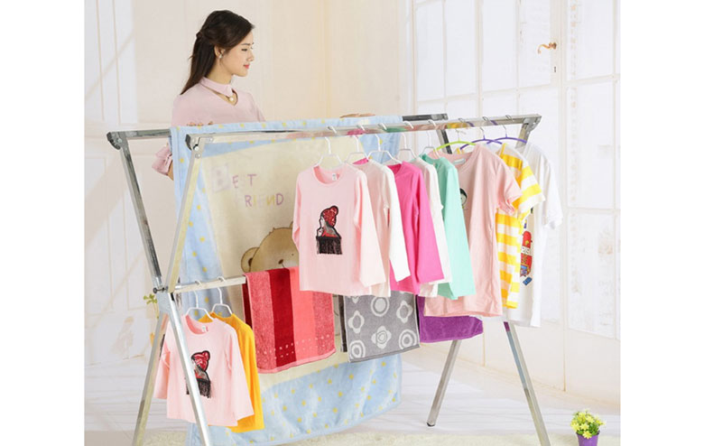 sau khi máy giặt có chế độ sấy khô hoạt động xong, bạn cần phơi quần áo thêm 10-20 phút