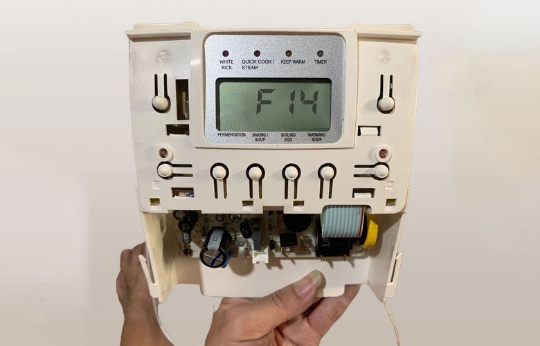 Lỗi F14 nồi cơm Toshiba do hỏng bo mạch điều khiển trung tâm