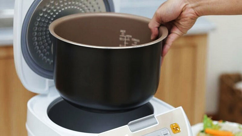 Lỗi F01 nồi cơm điện Toshiba do lắp sai lòng nồi hoặc tiếp xúc kém