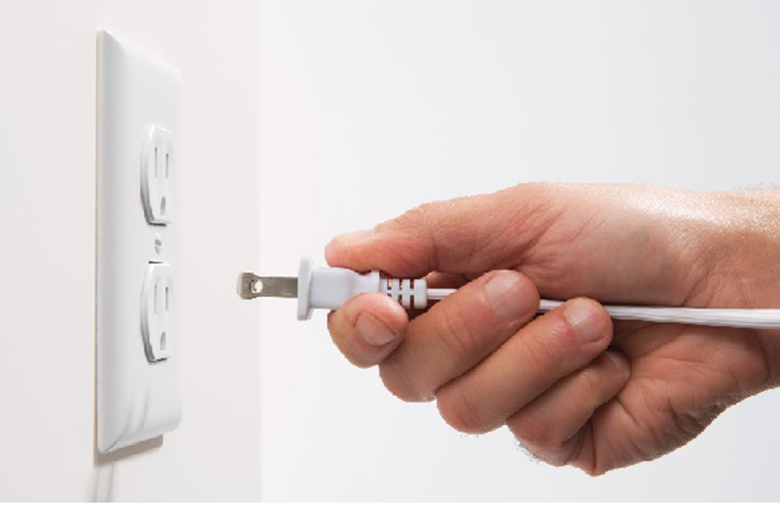 Rút phích tủ lạnh trước khi tiến hành vệ sinh tủ lạnh, lau chùi tủ lạnh