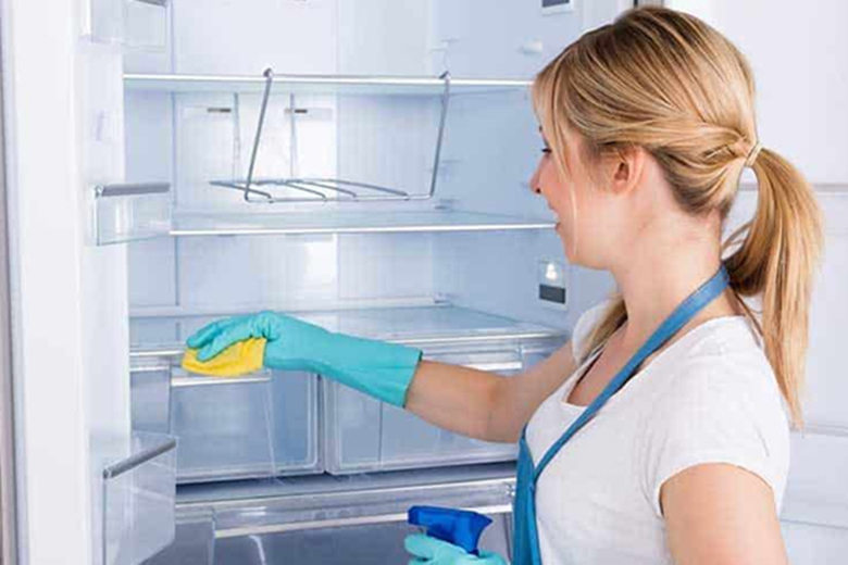 cách vệ sinh tủ lạnh đúng cách sử dụng nước tẩy rửa chuyên dụng
