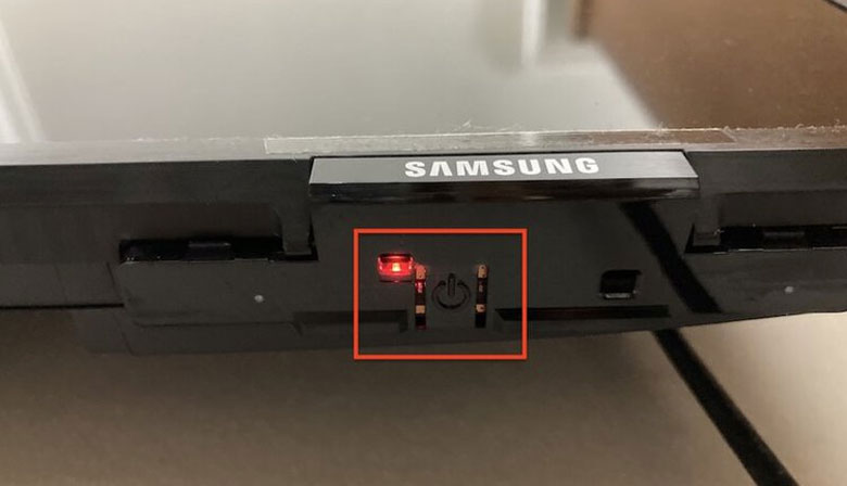 Tivi Samsung nháy đèn đỏ không lên hình - Giữ nút nguồn vật lý trong 10 giây