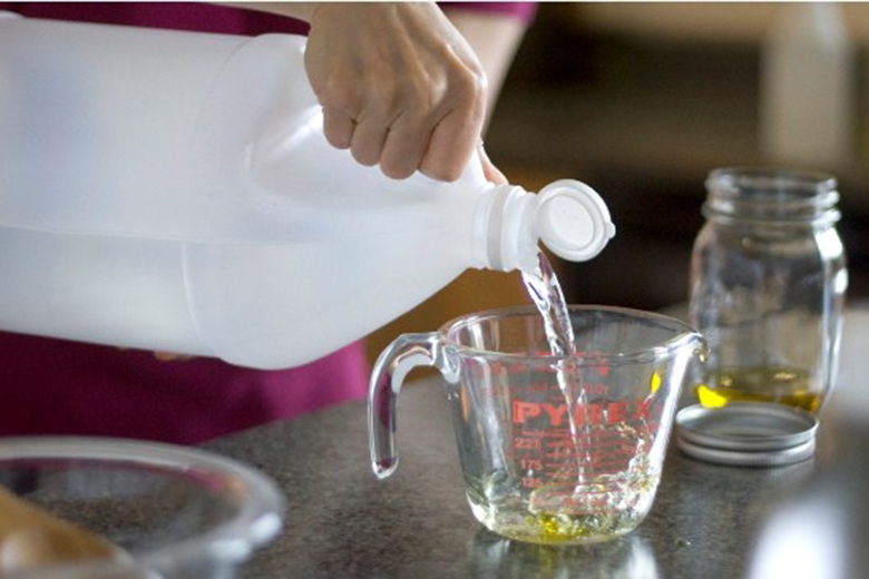 Cách khử mùi hôi tủ lạnh bằng dấm