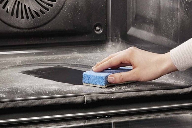 Cách sử dụng tính năng vệ sinh lò nướng