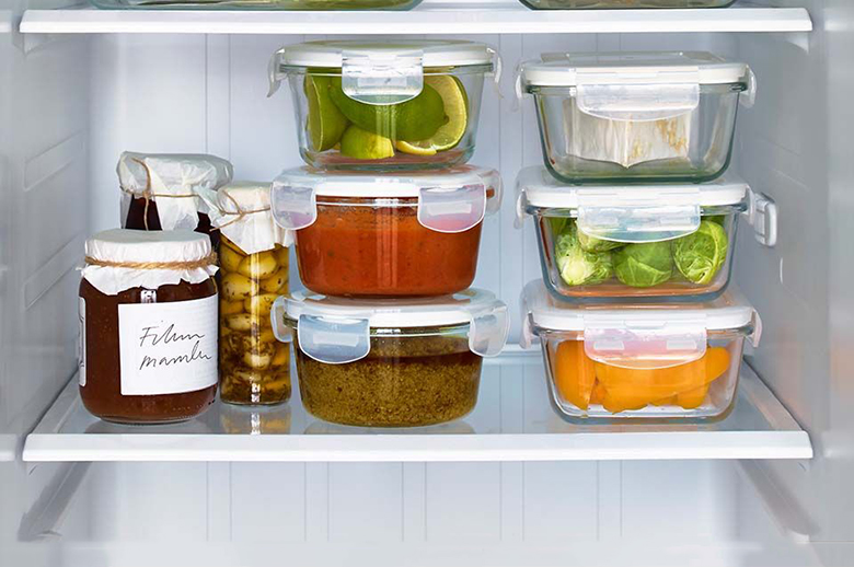 Cách tiết kiệm điện tủ lạnh: Dùng chén đĩa bằng thủy tinh hoặc sứ