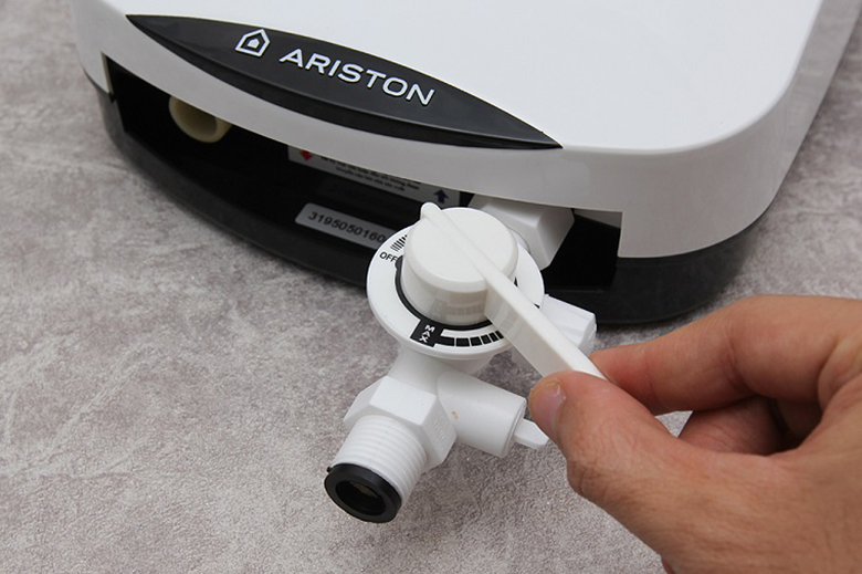 Bơm điện áp quá mức cũng dẫn đến bình nóng lạnh không nóng