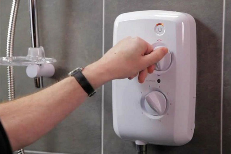 Nút điều khiển hỏng khiến bình nóng lạnh không ra nước nóng