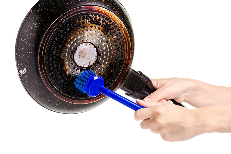 Làm sạch các khe vách nồi chiên khá dễ