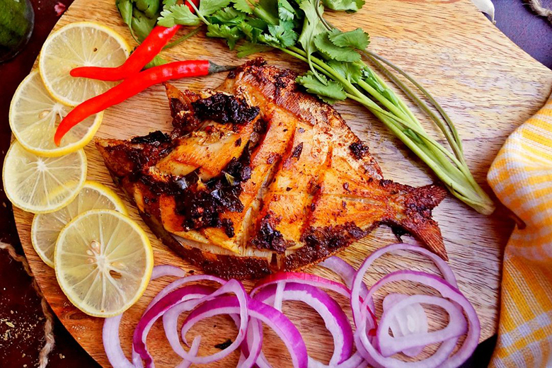 Chiên cá bằng nồi chiên không dầu giúp rút ngắn thời gian, tiết kiệm công sức 