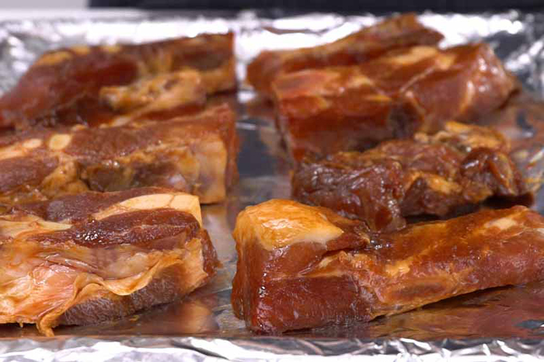 Tiến hành nướng sườn bằng lò nướng