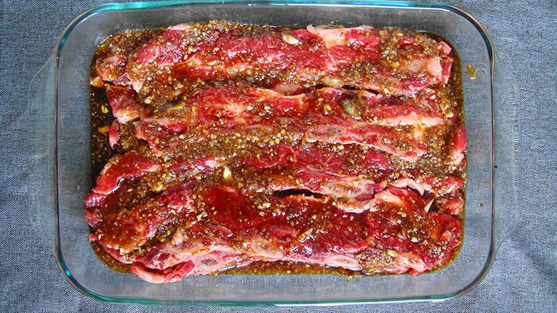 Sơ chế nguyên liệu làm sườn nướng mật ong