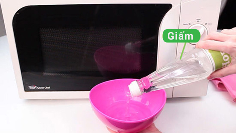Cách vệ sinh lò vi sóng bằng giấm trắng tự nhiên, an toàn