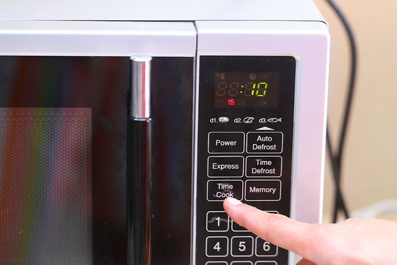 Lưu ý khi thực hiện cách nướng bánh bông lan bằng lò vi sóng