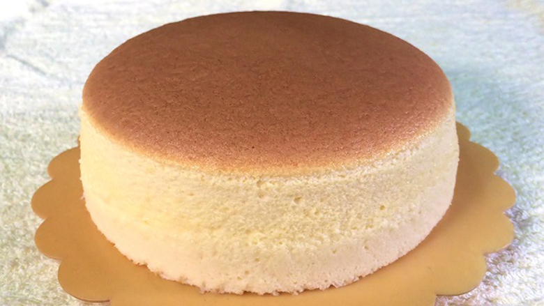 Tách bánh bông lan ra khỏi khuôn