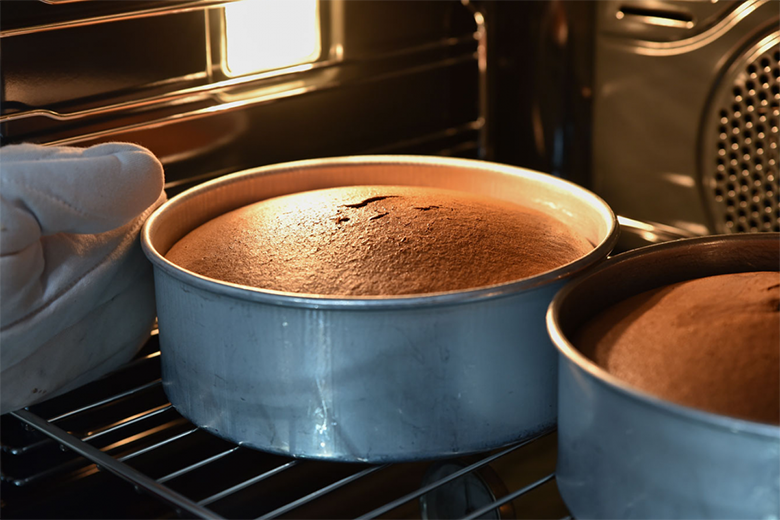 Nướng bánh bông lan 10 -15 phút trong lò vi sóng