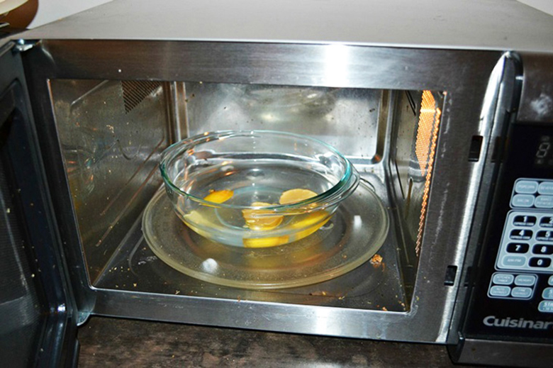 Cách làm sạch lò vi sóng không thể thiếu được chanh
